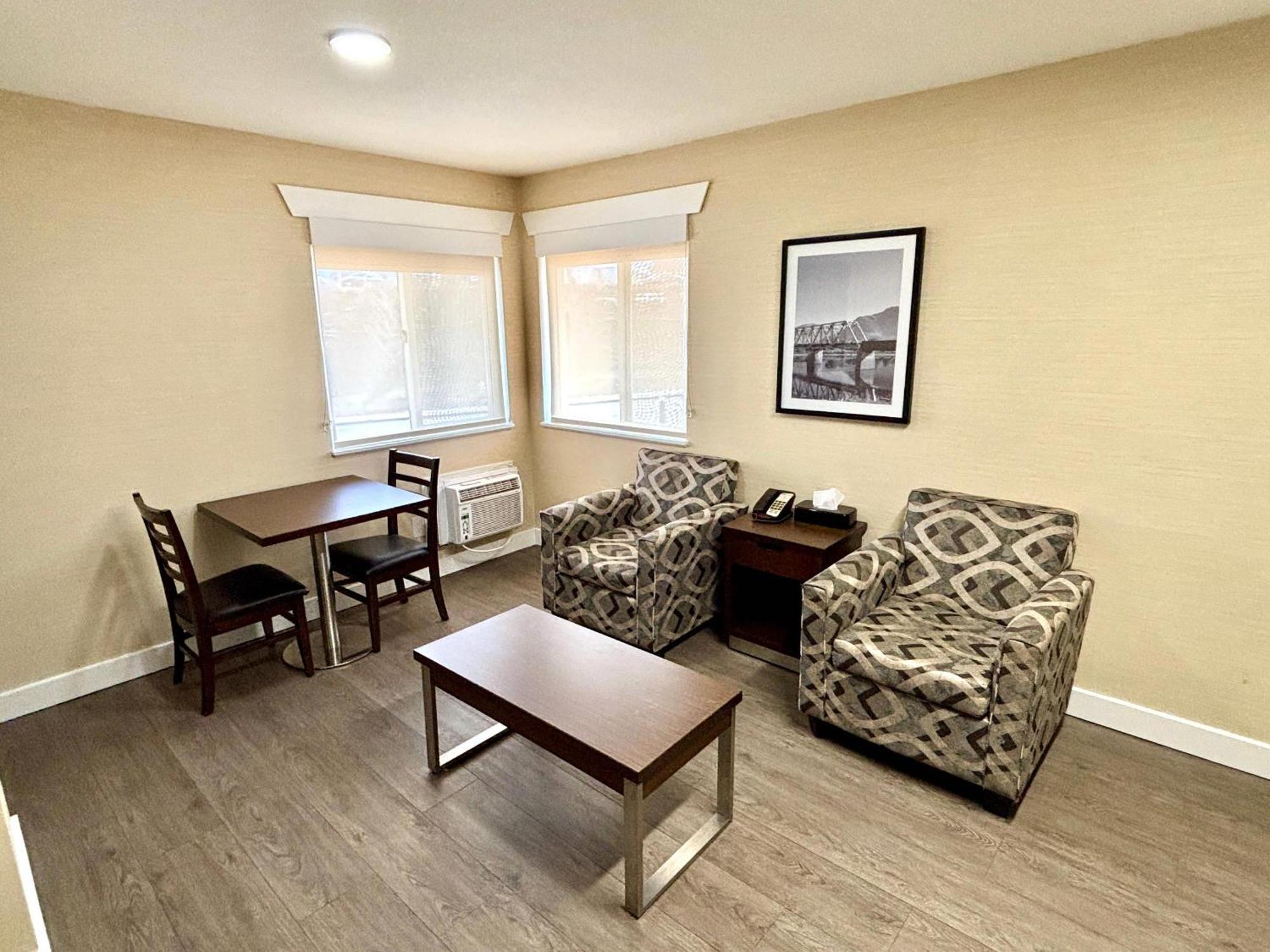 Rodeway Inn & Suites Kamloops Eksteriør bilde